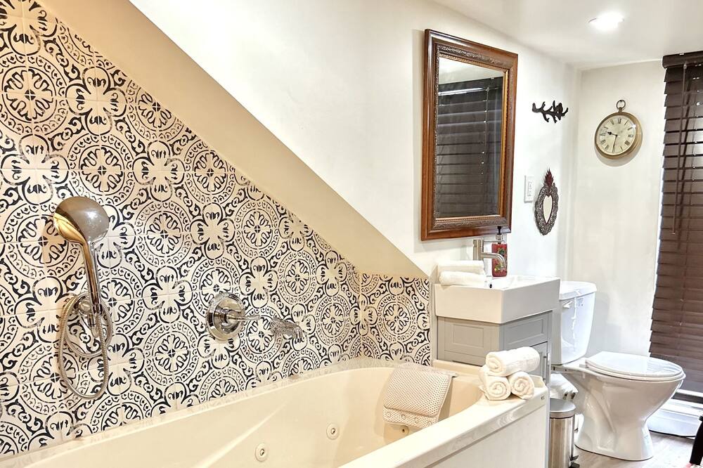 Photo of Bathroom in Oakwood Village