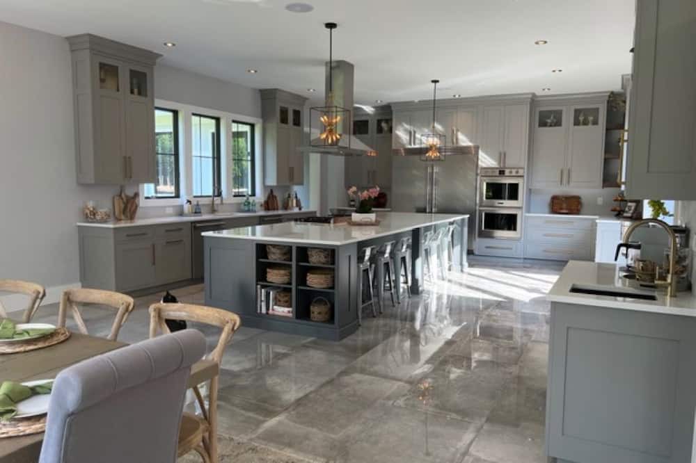 Photo of Kitchen in Aquebogue