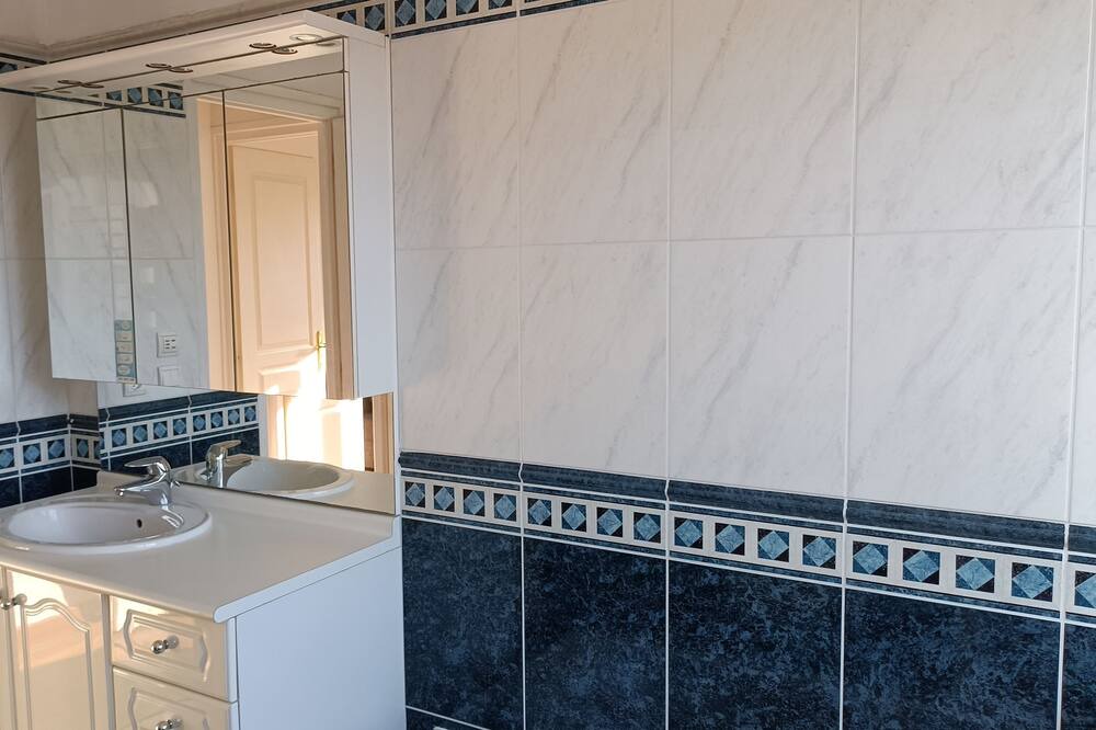 Photo of Bathroom in Le Perreux-sur-Marne