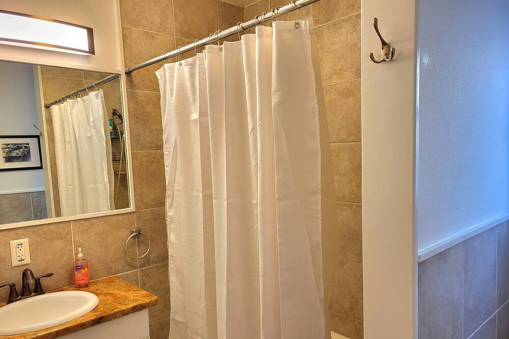 Photo of Bathroom in Northwest Los Angeles Heights