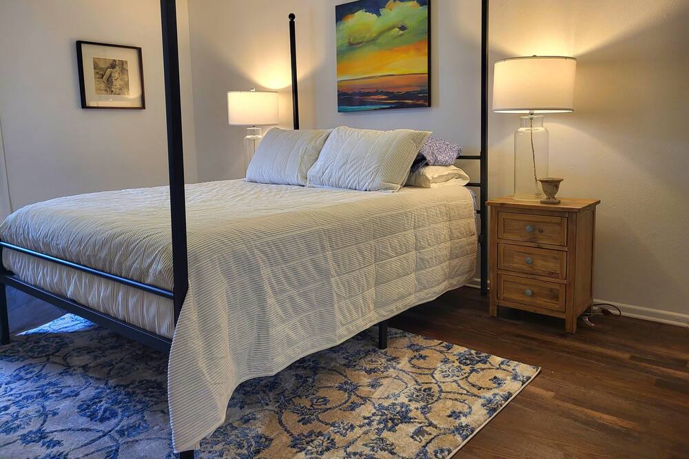 Photo of Bedroom in Northwest Los Angeles Heights