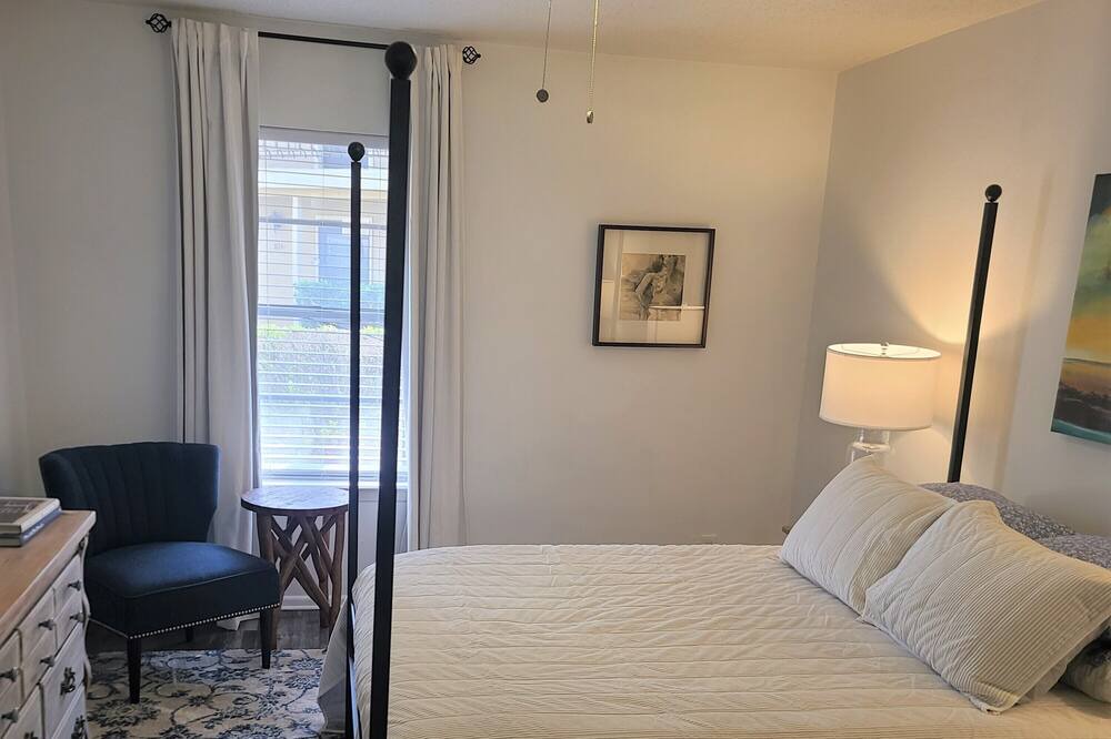 Photo of Bedroom in Northwest Los Angeles Heights
