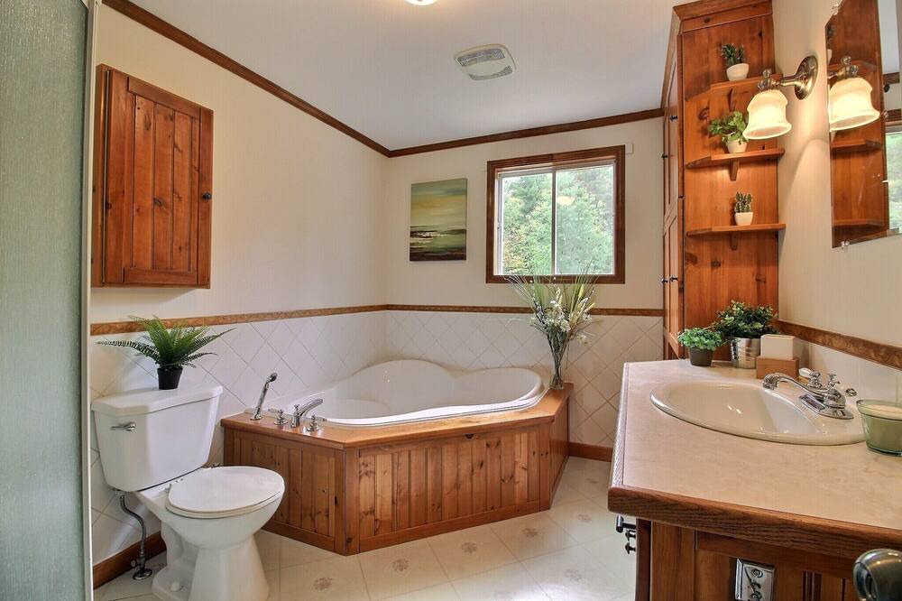 Photo of Bathroom in Saint-Alexis-des-Monts