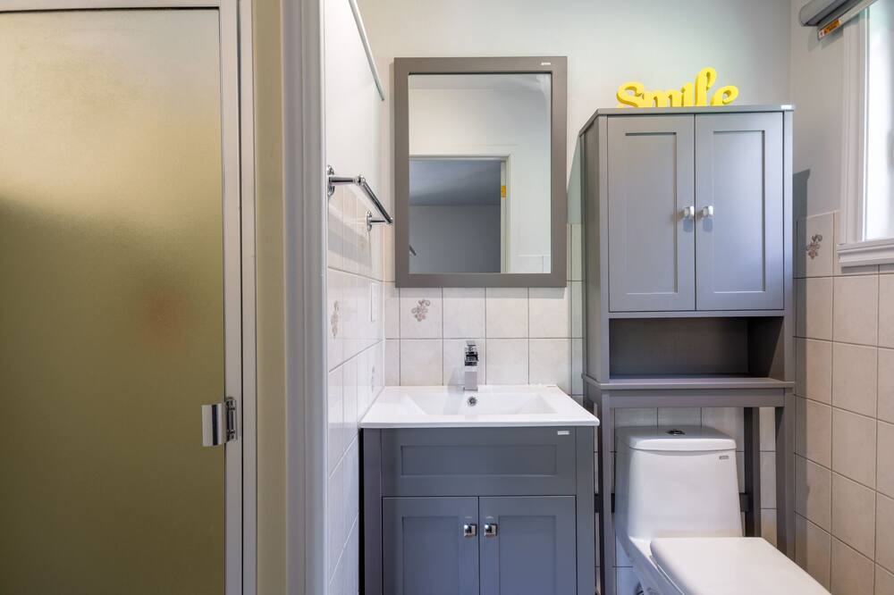 Photo of Bathroom in Saint-Alexis-des-Monts