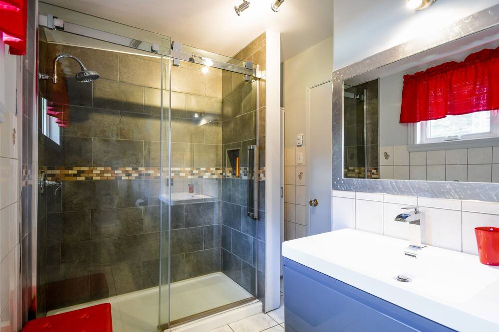 Photo of Bathroom in Saint-Alexis-des-Monts