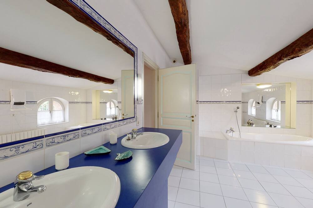 Photo of Bathroom in Beauteville