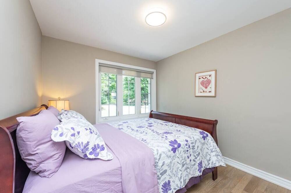Photo of Bedroom in Clarkson-Lorne Park