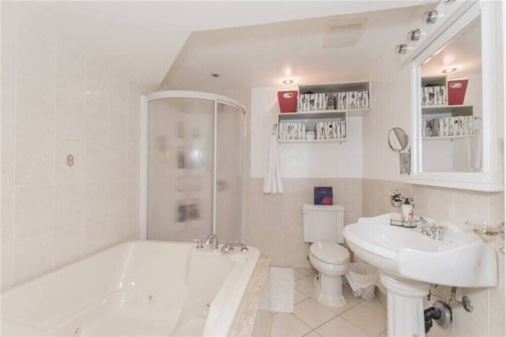 Photo of Bathroom in Clarkson-Lorne Park