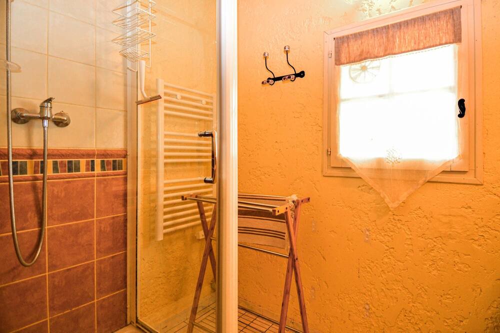 Photo of Bathroom in Saint-Andre-d'Olerargues