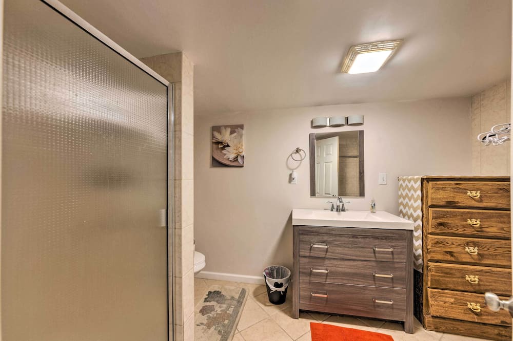 Photo of Bathroom in Lindenwood Park
