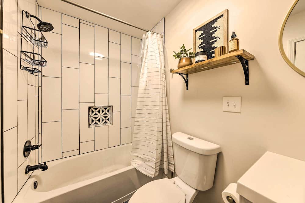 Photo of Bathroom in Lindenwood Park