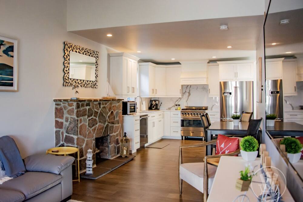 Photo of Livingroom in Victoria Harbour