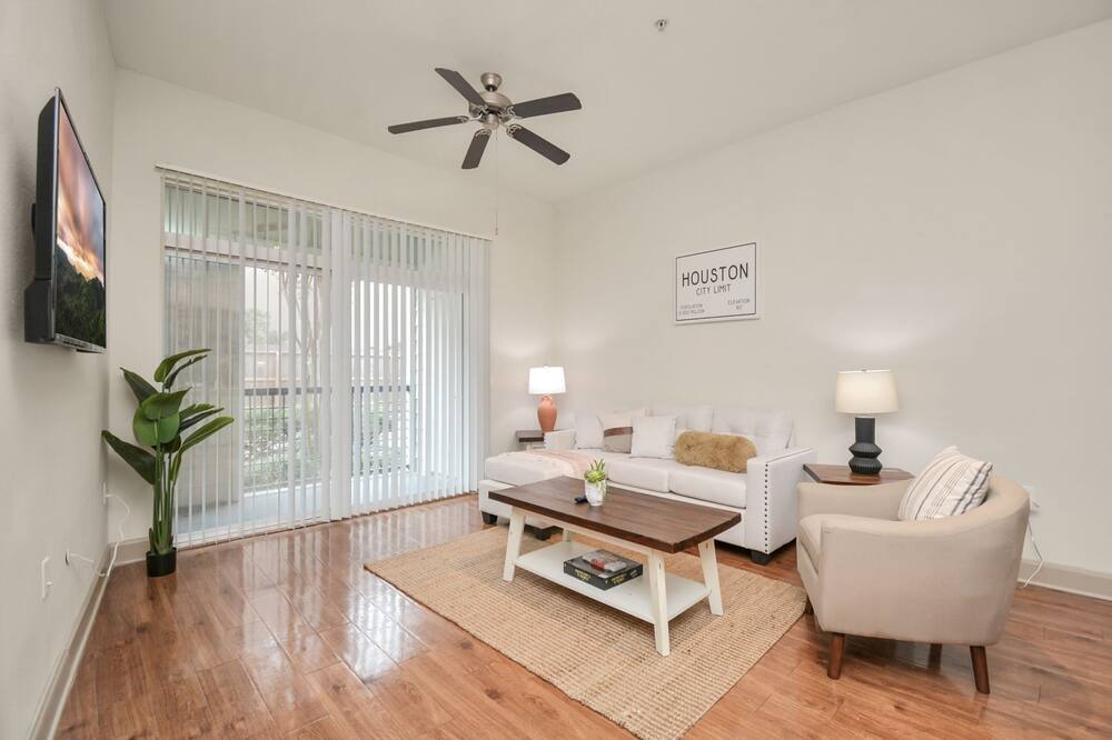 Photo of Livingroom in South Main