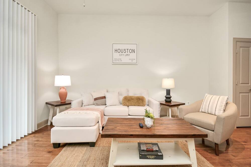 Photo of Livingroom in South Main