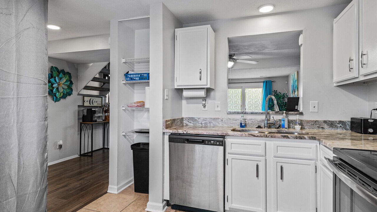 Photo of Kitchen in Coliseum Central