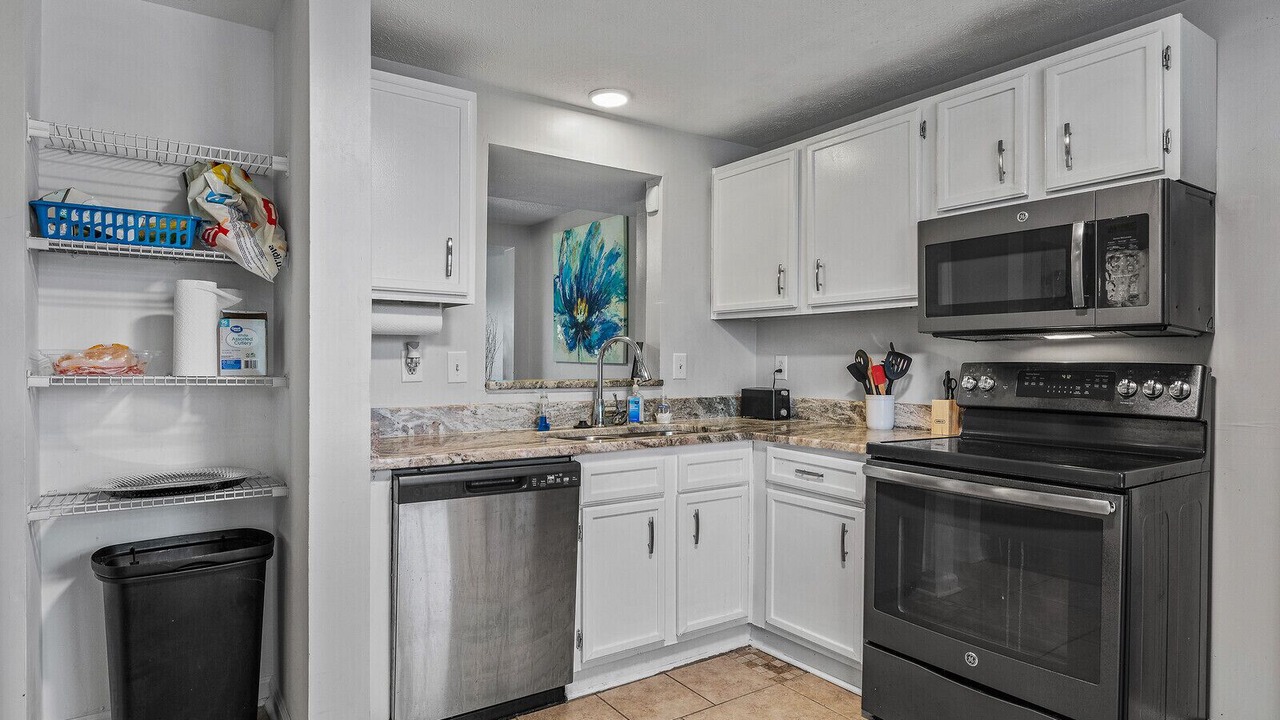 Photo of Kitchen in Coliseum Central