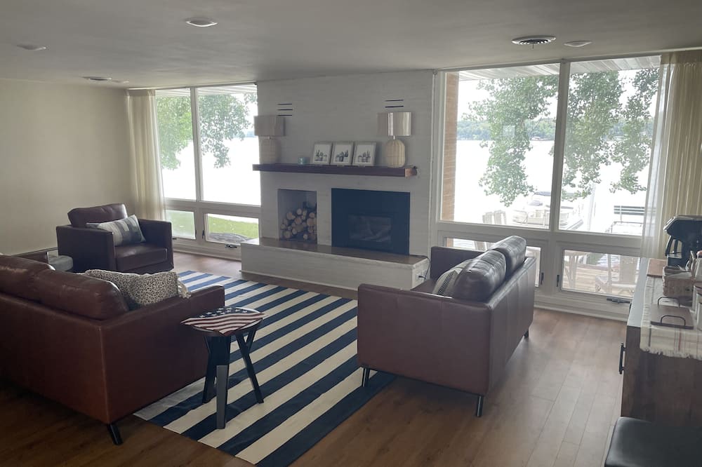 Photo of Livingroom in Saint James