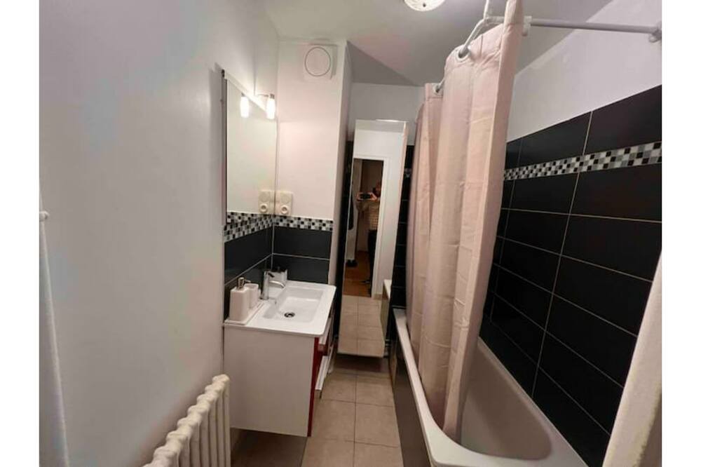 Photo of Bathroom in Les Pavillons-sous-Bois