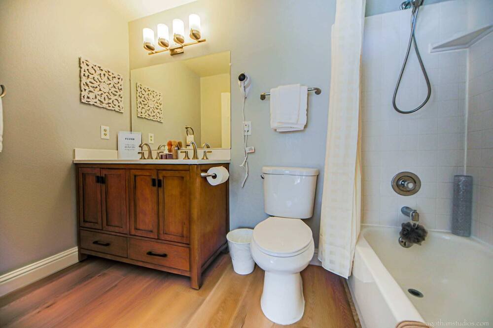 Photo of Bathroom in Kingswood Estates