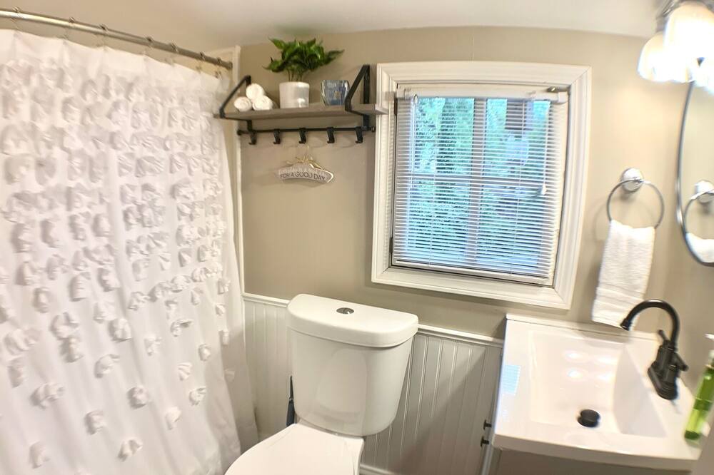 Photo of Bathroom in Winder