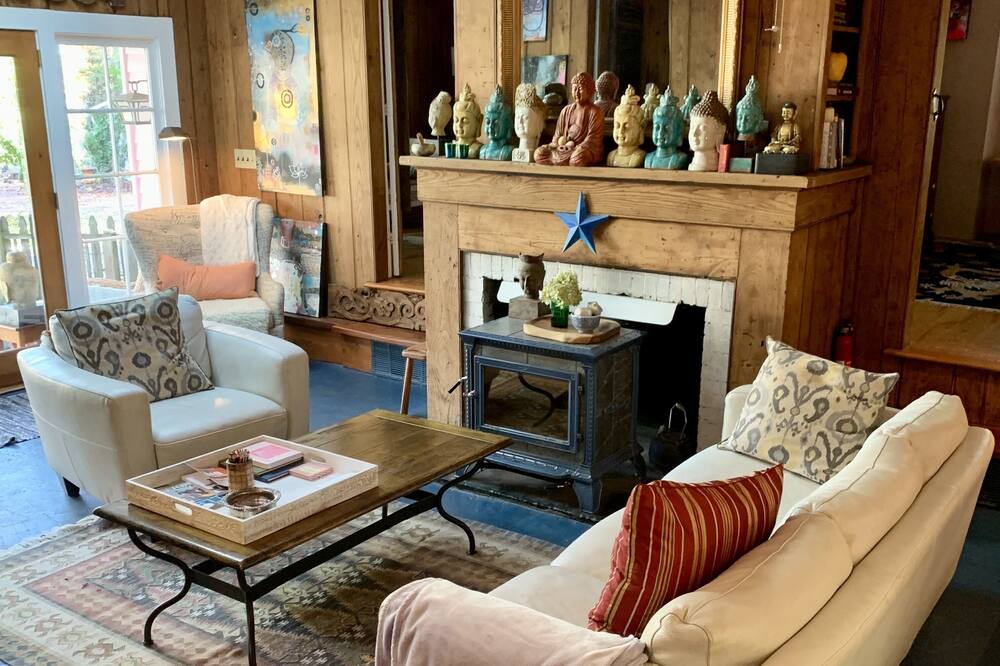 Photo of Livingroom in Charlottesville
