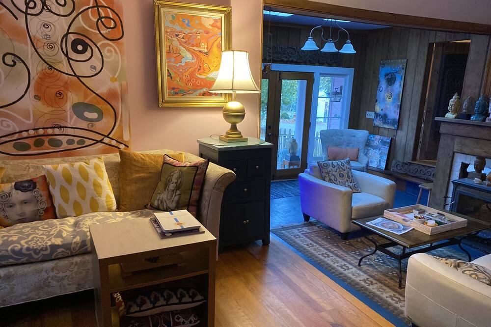 Photo of Livingroom in Charlottesville