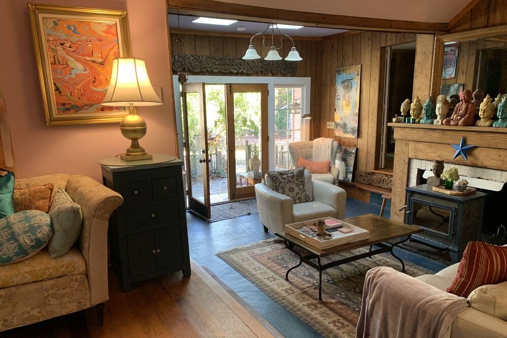 Photo of Livingroom in Charlottesville