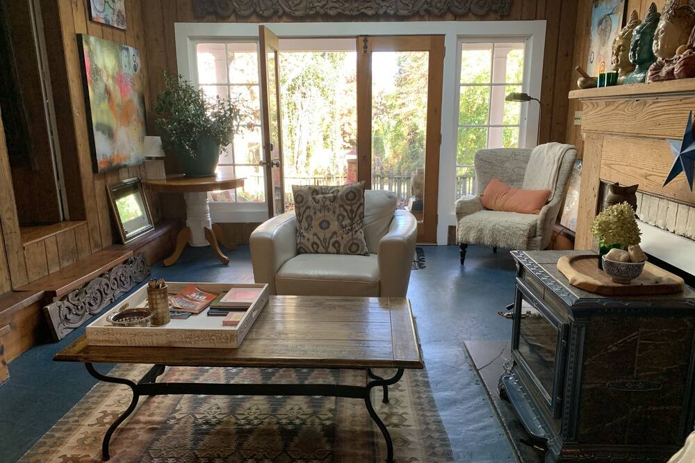 Photo of Livingroom in Charlottesville