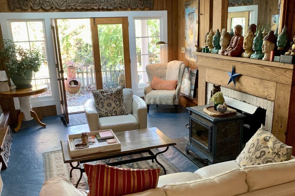 Photo of Livingroom in Charlottesville