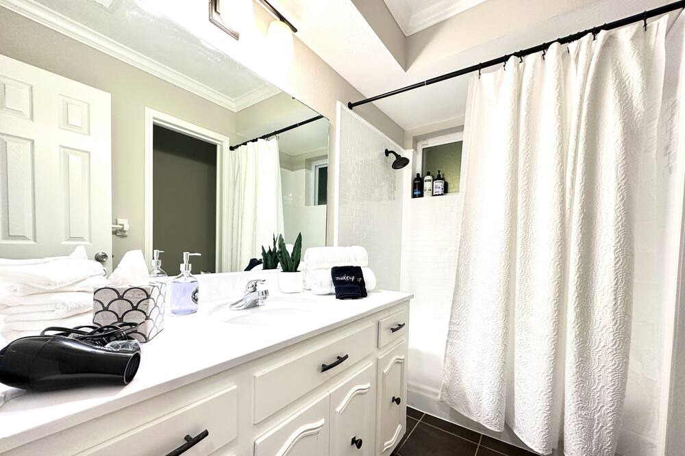 Photo of Bathroom in Cloverleaf