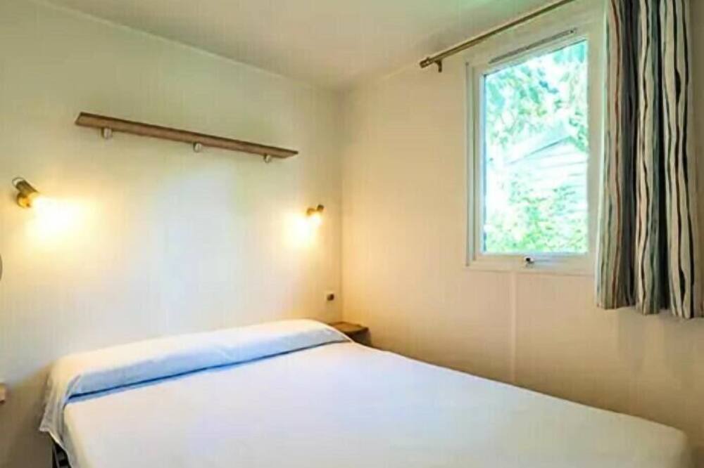 Photo of Bedroom in Castelnau-de-Montmiral