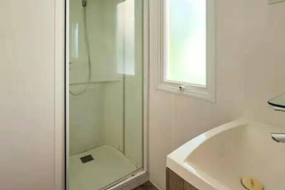 Photo of Bathroom in Castelnau-de-Montmiral