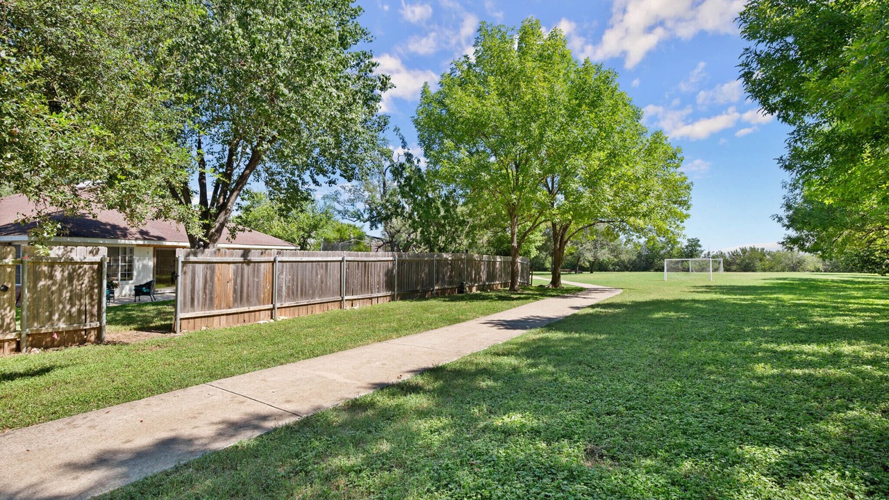 Photo of Outdoor in Southland Oaks