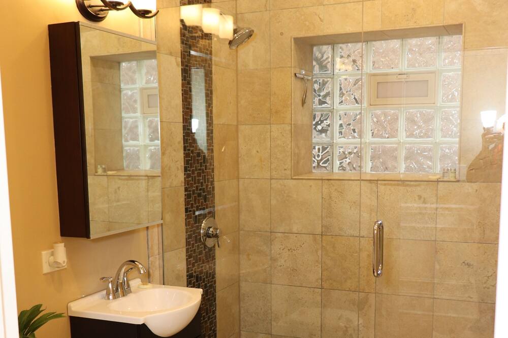 Photo of Bathroom in Albany Park