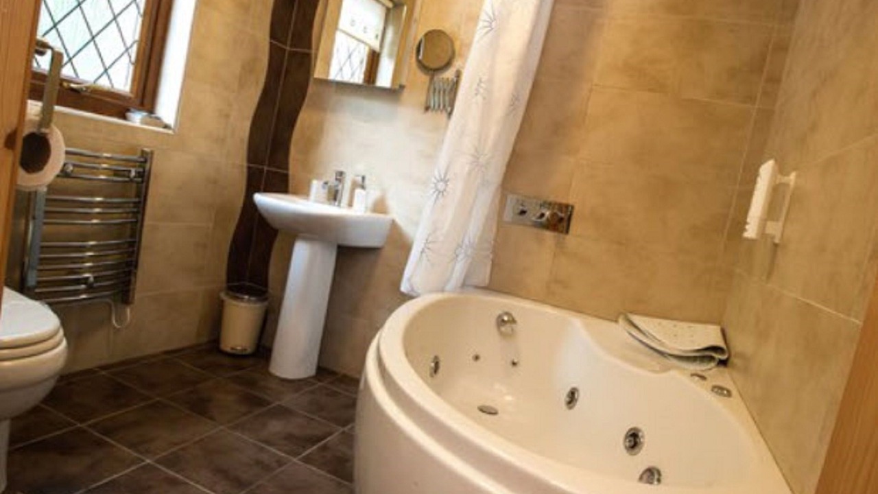 Photo of Bathroom in Cairndow