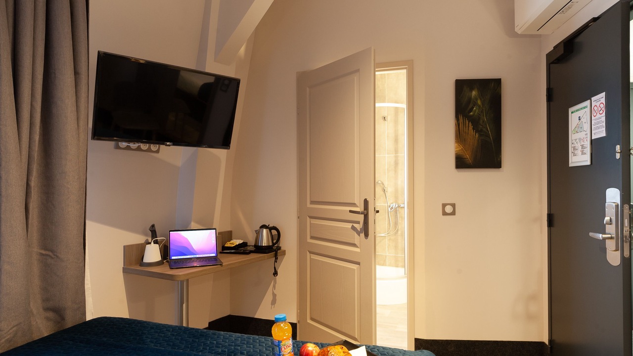 Photo of Bedroom in Poincare - Foch - Anatole France - Croix de Bourgogne