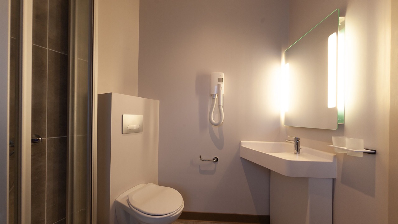 Photo of Bedroom in Poincare - Foch - Anatole France - Croix de Bourgogne