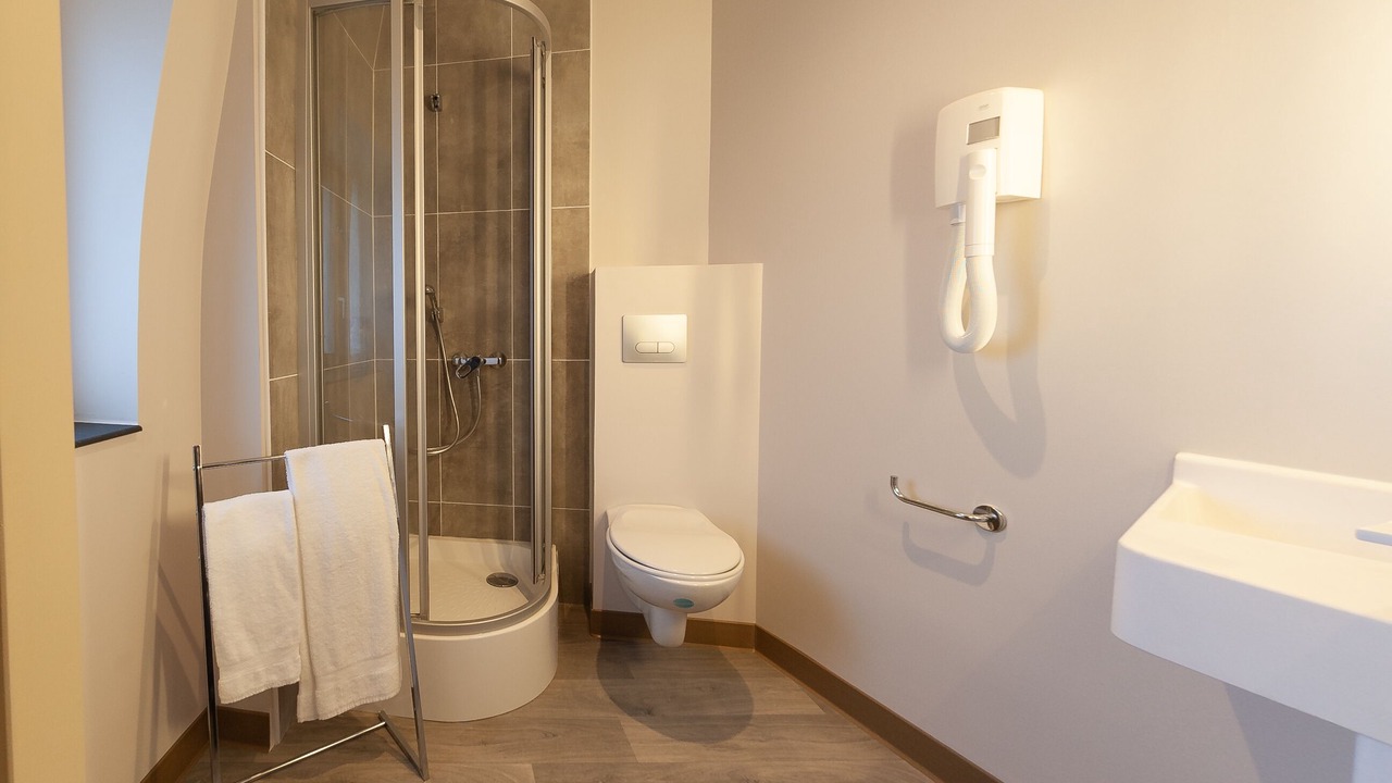 Photo of Bathroom in Poincare - Foch - Anatole France - Croix de Bourgogne