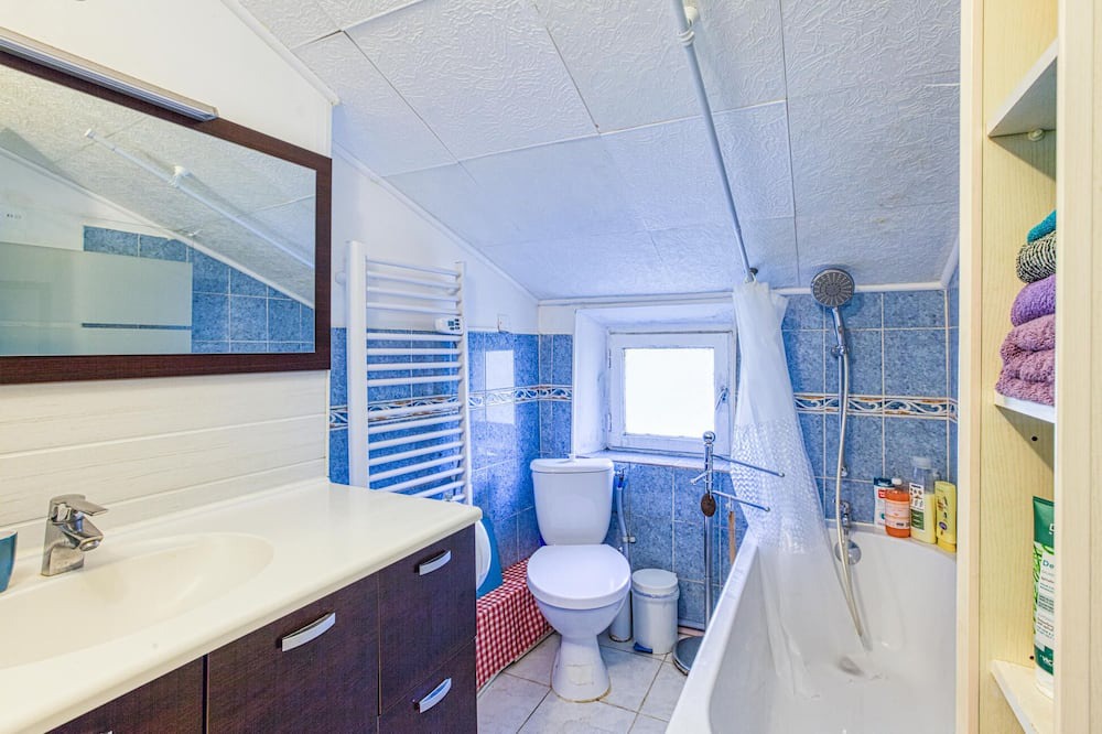 Photo of Bathroom in Saint-Georges-de-Luzencon