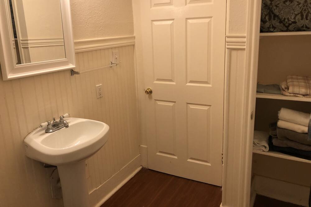 Photo of Bathroom in Northwest Los Angeles Heights