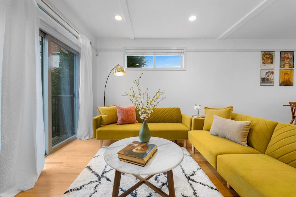 Photo of Livingroom in Squire Park