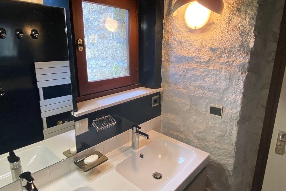 Photo of Bathroom in Ile-aux-Moines