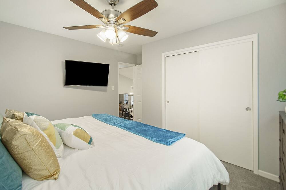 Photo of Bedroom in Glen Ellyn