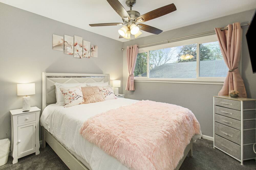 Photo of Bedroom in Glen Ellyn