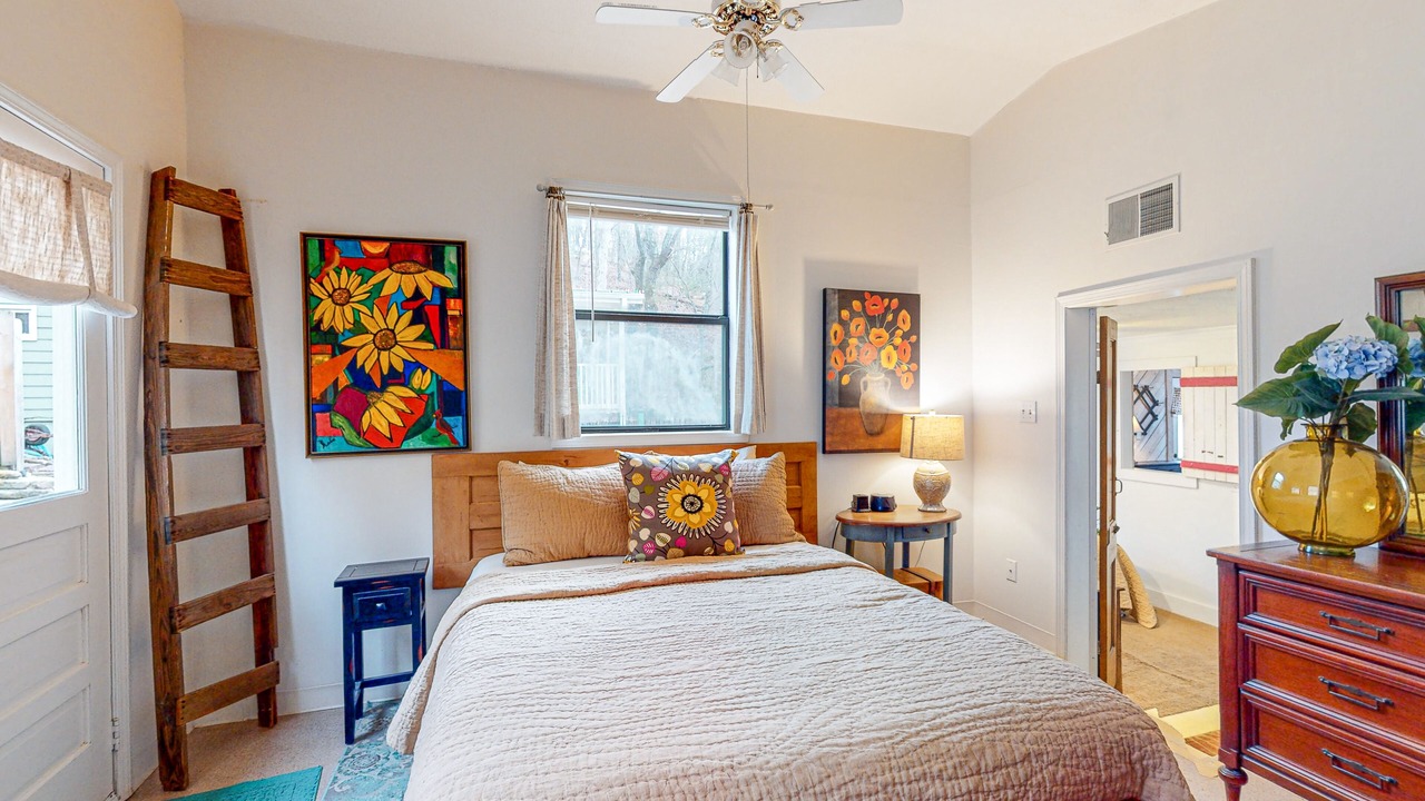 Photo of Bedroom in Eureka Springs Historic District