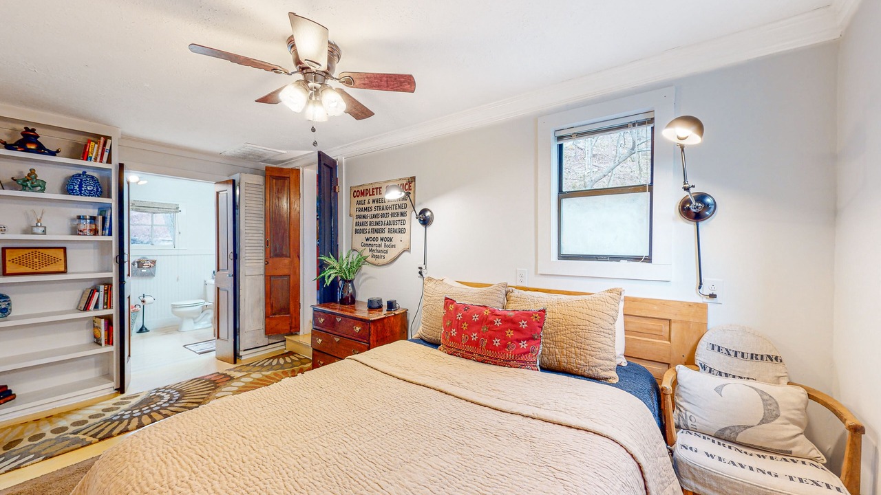 Photo of Bedroom in Eureka Springs Historic District