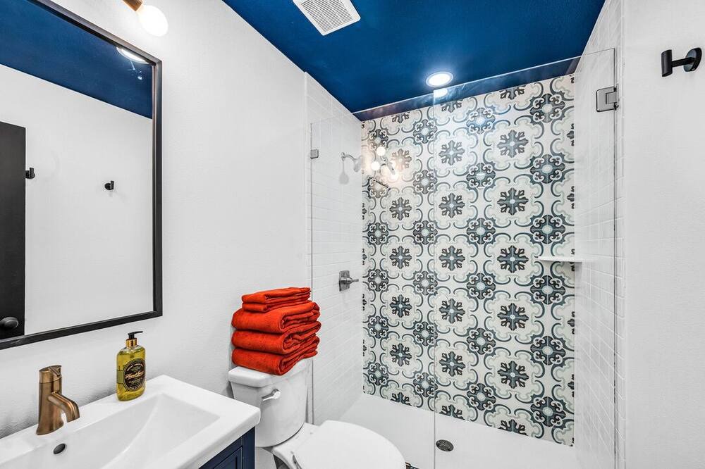 Photo of Bathroom in Austin Ave.