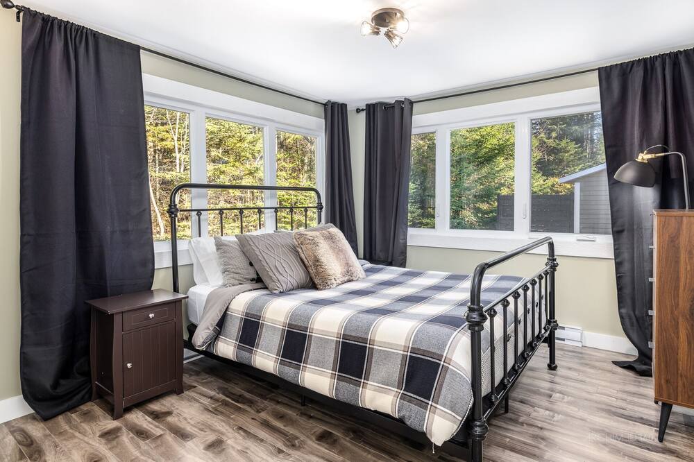 Photo of Bedroom in Sainte-Marguerite-du-Lac-Masson
