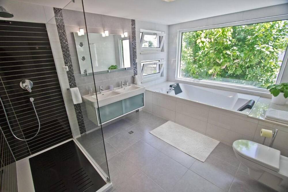 Photo of Bathroom in Cove Makarac (Milna)
