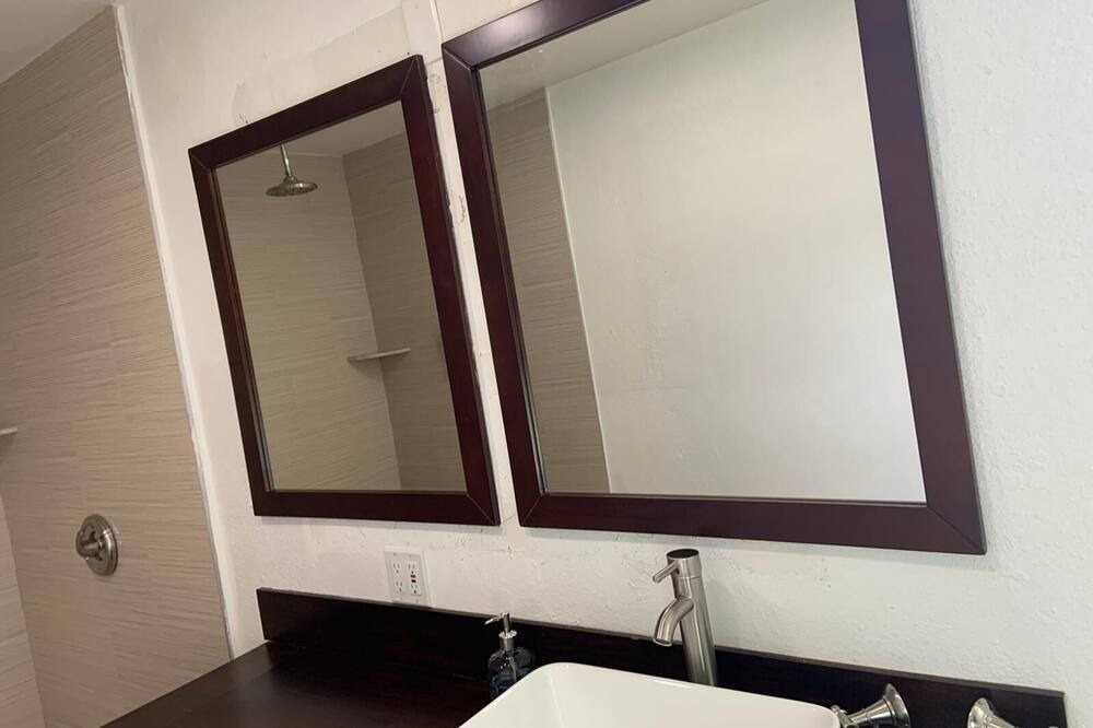 Photo of Bathroom in Oakland Park